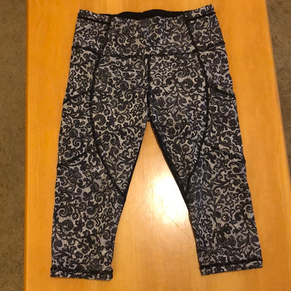 Like New lululemon Crops Size 8
